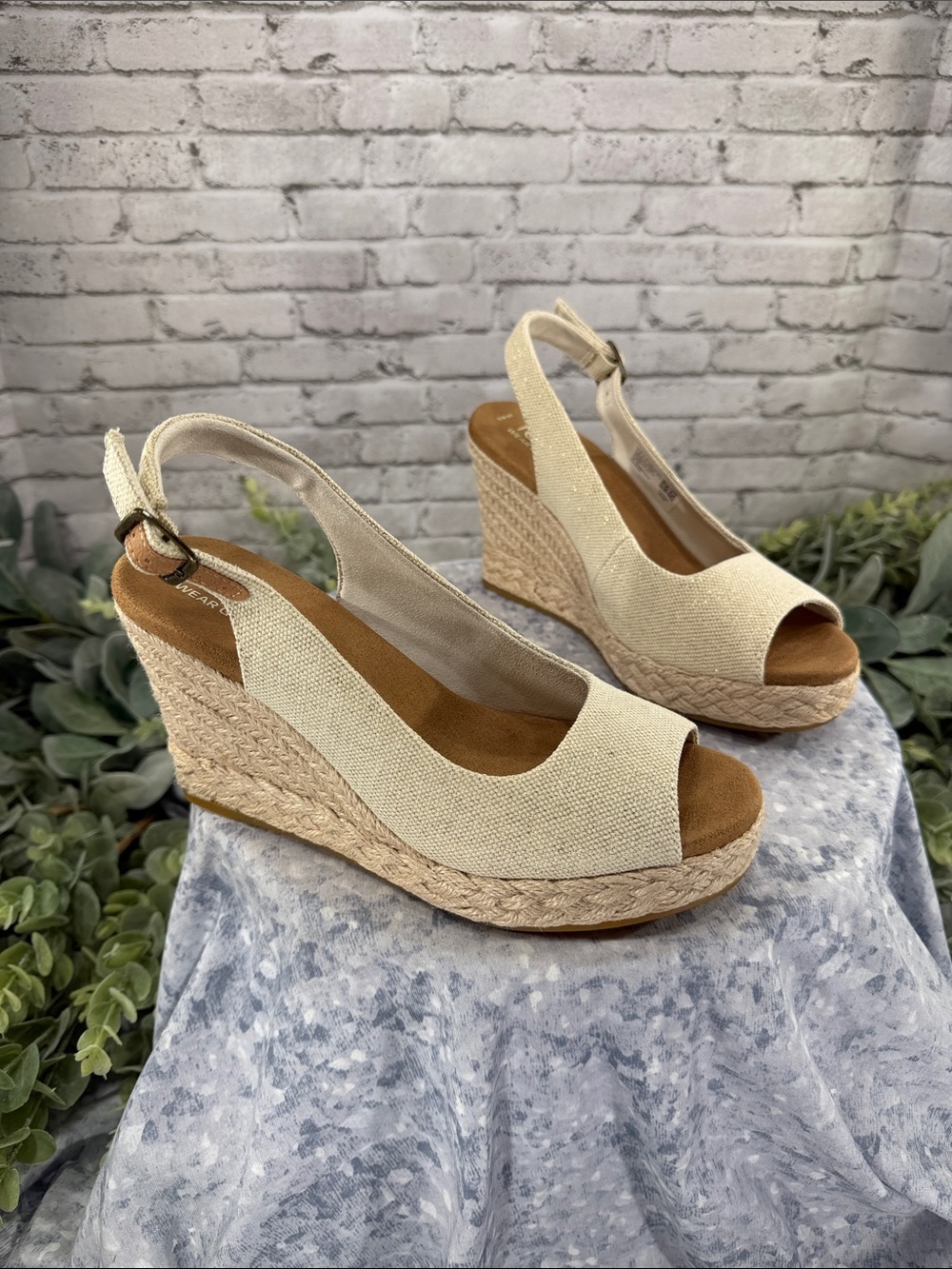 TOMS “Camilla” Beige & Gold Metallic Canvas Open-Toe Wedge Sandals WMS 6M☀️EUC - Picture 12 of 12